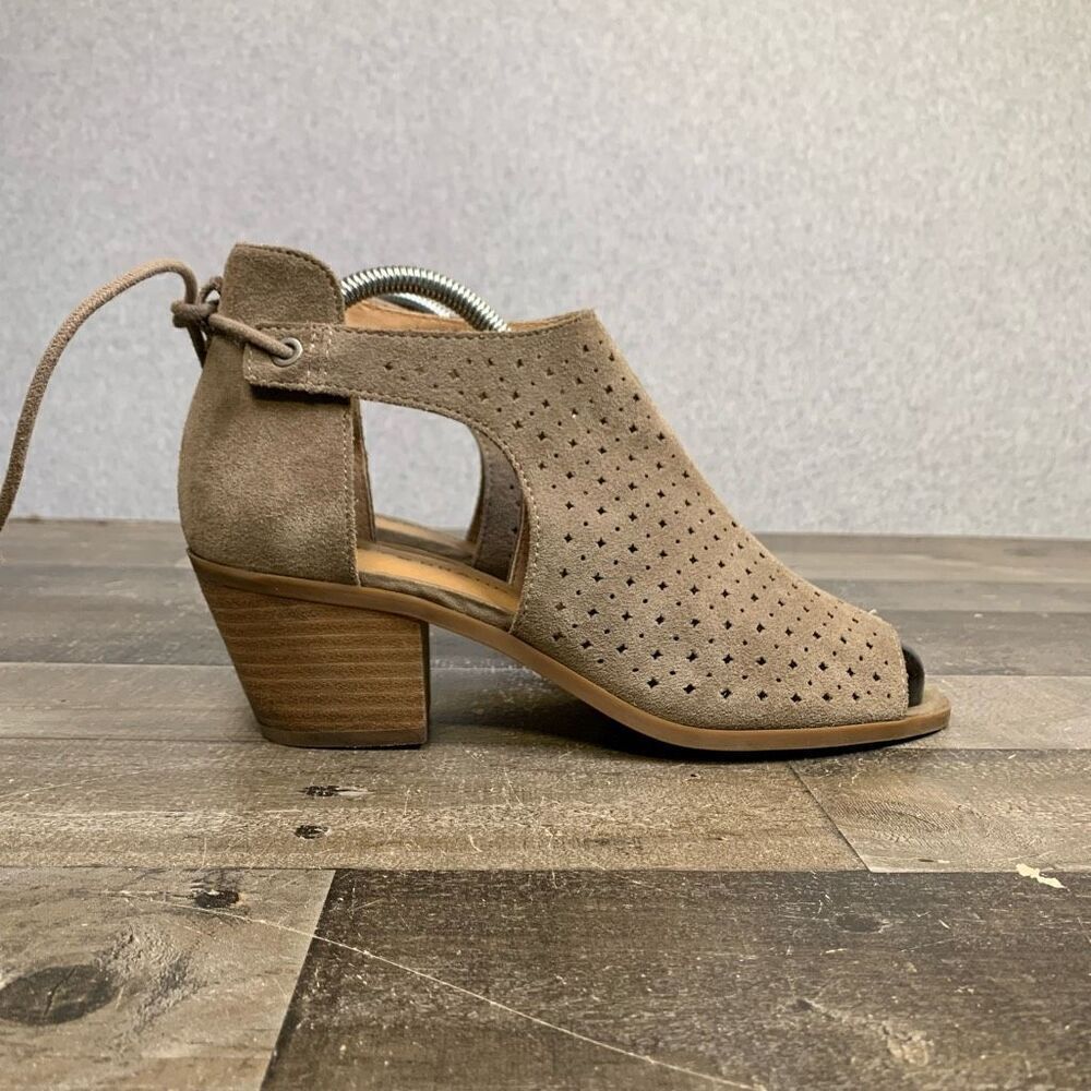 Lucky Brand Bracy Cut Out Sandals Chunky Heels womens 9M beige